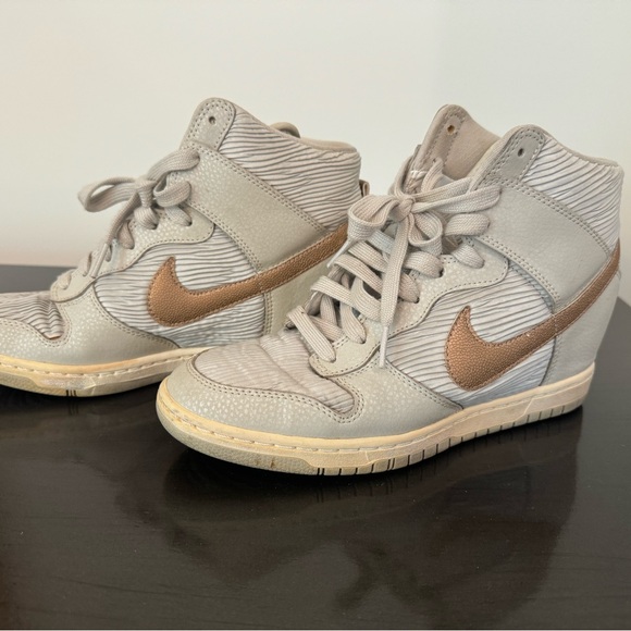 NIKE Women's Dunk Sky Hi Light Bone-Sail-Metallic Red Bronze US 9 528899-013 - Picture 2 of 4